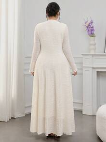 Feyla 大码优雅纯色提花连衣裙，适合派对穿着 - 杏色 - 查看 3