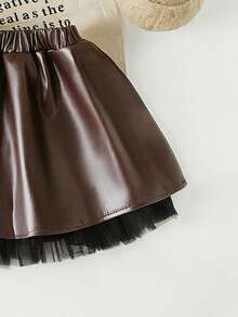 SHEIN Playful Pals 新款黑色A字女童裙，裙摆饰有网纱蕾丝配饰，舒适、时尚、优雅、甜美可爱，是日常出行的必备单品。 - 棕色 - 查看 6