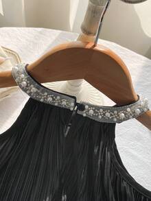 SHEIN Bộ áo liền thân không tay màu trắng xếp ly đính ngọc trai thanh lịch và dễ thương cho bé gái sơ sinh, đa năng cho mùa hè. - màu đen - Xem 4
