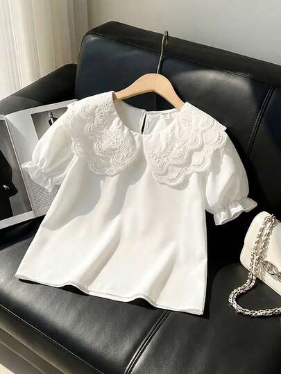 SHEIN Una camisa blanca de manga larga con cuello de encaje bordado para niña es cómoda, de moda, elegante y dulce. Es adecuada para el uso diario y festivo en primavera, verano y otoño, y también para los festivales en Oriente Medio.