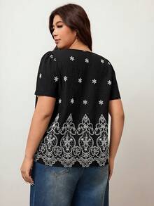Enliva Blusa feminina plus size de manga curta com estampa floral e bordado falso, barra em formato A. - Preto - Ver 3