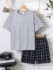 SHEIN 4件套儿童/青少年男童休闲舒适纯色圆领短袖T恤和格子短裤睡衣套装，买二送二，包含蓝色T恤套装、灰色家居服套装和基础款上衣，适合春夏季节、外出、情人节、约会、旅行、度假、家庭聚会、返校、婚礼、晚间活动、运动、生日派对等场合。 - 彩色 - 查看 6