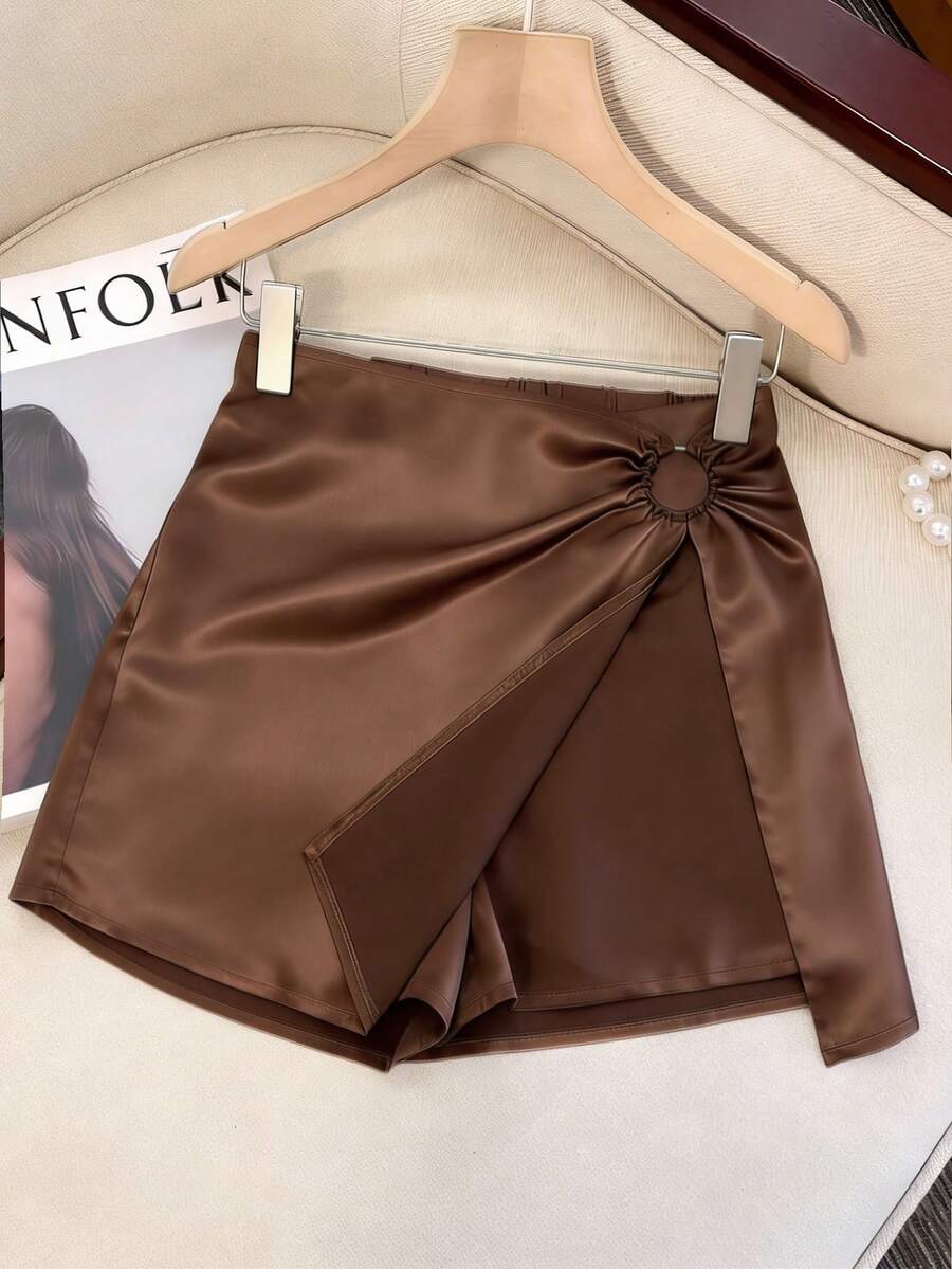 Franclia 女士性感俏皮舒适缎面金属装饰不对称二合一迷你裙，适合度假、约会、假日穿着 - 棕色 - 查看 1