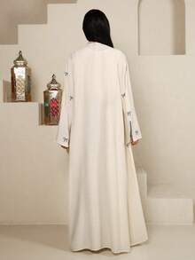 Yasmyna 保守休闲款阿拉伯女式罩袍，饰有蝴蝶结刺绣和波浪形门襟 - 卡其色 - 查看 6