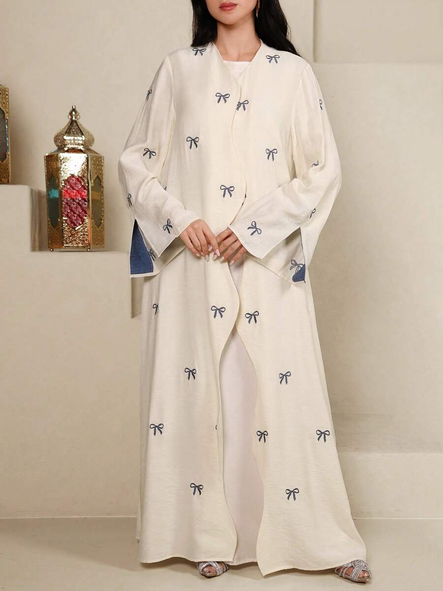 Yasmyna 保守休闲款阿拉伯女式罩袍，饰有蝴蝶结刺绣和波浪形门襟 - 卡其色 - 查看 1