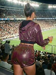 Innovista 女士炫彩红黄金属色编织运动短裤，二合一内置针织紧身裤，轻盈防摩擦，防蹲，适合户外瑜伽、跑步、健身房、通勤、派对、室内骑行、高强度间歇训练 (HIIT)、Peloton、澳网公开赛、2026、新年健身、焕新一月健身动力、情人节必备、活力生活方式服饰 - 金色 - 查看 9