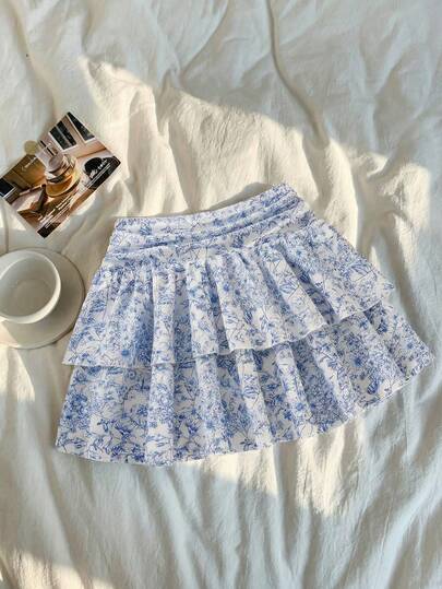 1-delad sommarkjol för tonårsflickor, fräsch och söt i lantlig stil. Blå- och vit blommig kjol i två lager, volangkjol med resår i midjan. Perfekt för vardagsbruk, shopping, semestrar, strandutflykter, trädgårdspromenader och mer.