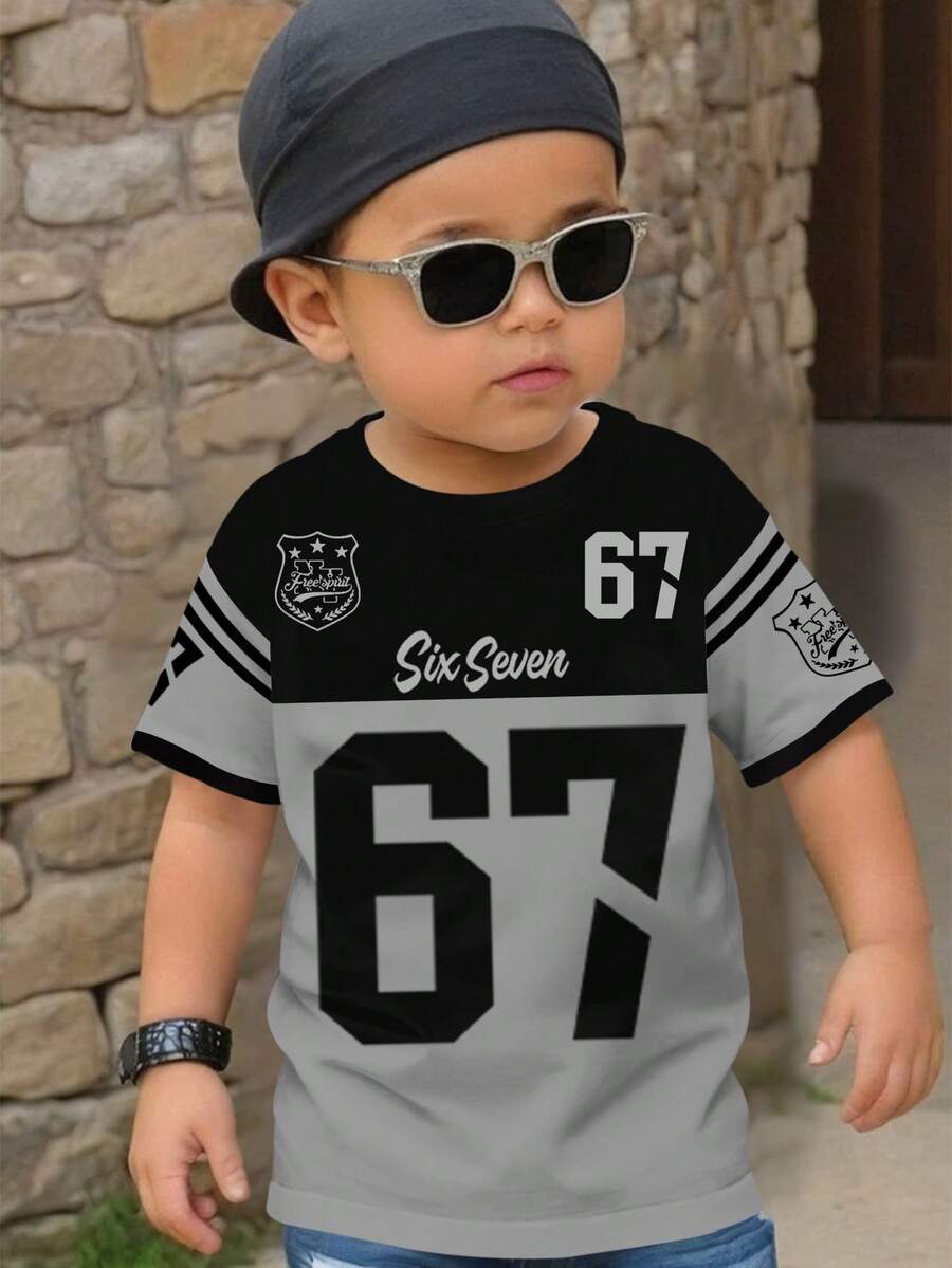 SHEIN Áo thun ngắn tay in hình số 7 và 6 cho bé trai, phong cách đường phố năng động, thiết kế thể thao cổ điển, in số 6 và 7, hình huy hiệu trường học cá tính, thích hợp cho mùa xuân/hè. - Nhiều màu - Xem 1