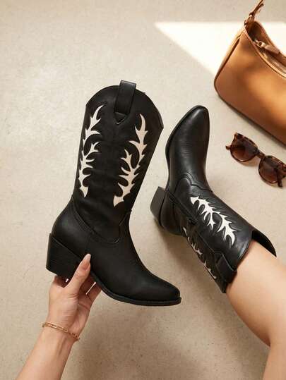 Bota de mediacaña, estilo occidental y artesanal, bordada y suela puntal, tacón cómodo