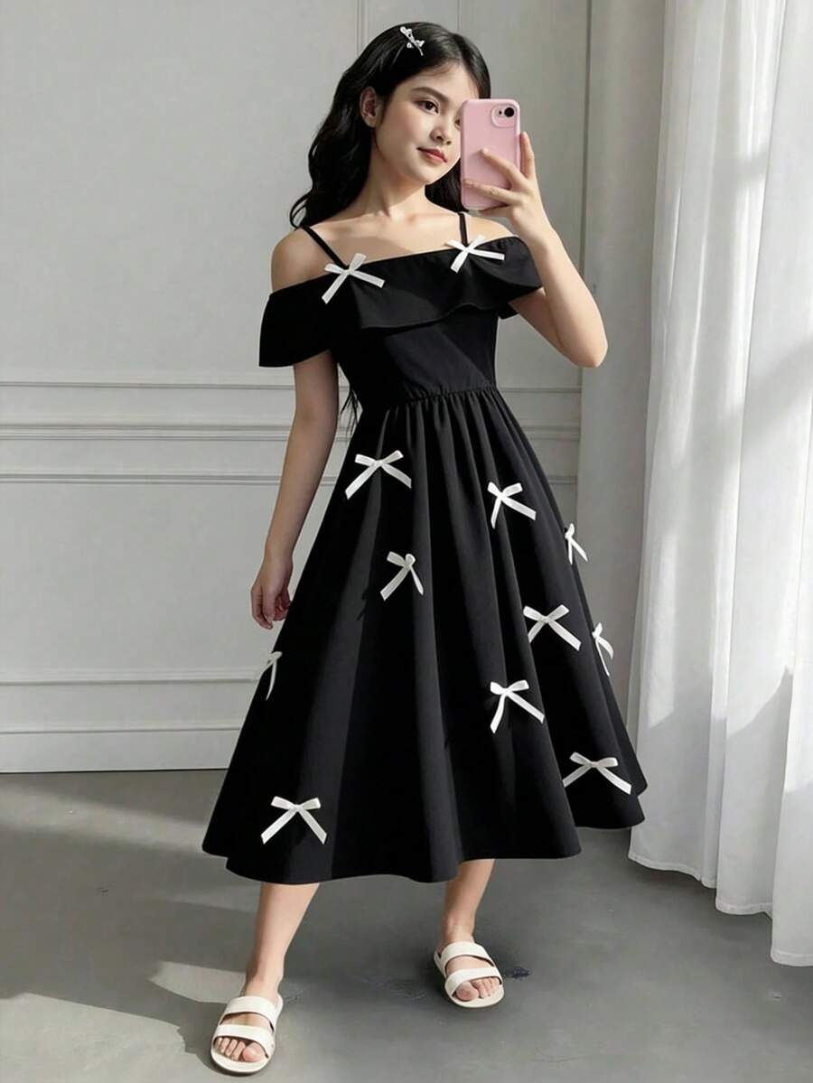 SHEIN Đầm đen chất liệu vải có họa tiết, dây mảnh, trễ vai, trang trí nơ, dành cho bé gái. - màu đen - Xem 1