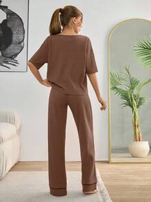 SHEIN Cottnline Damen 2-teiliges Loungewear Set bestehend aus Kotrastfarben Kurzarm-Shirt mit Herz-Stickerei und Hose mit Paspelierung - Braun - Übersicht 2