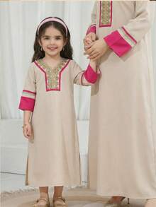 SHEIN فستان فضفاض للفتاة بياقة على شكل حرف V مزين بألوان متباينة وزهور ولمسات من الترتر والدانتيل، باللون الوردي والمشمشي، مناسب لموسم الربيع/الصيف والعطلات - لون مشمشي - مشاهدة 2