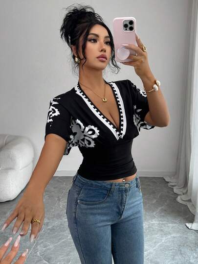 SHEIN Elenzya Camiseta de mujer de cuello en V profundo y manga corta ajustada, de tela negra cómoda con estampado gráfico de contraste negro y blanco en los bordes