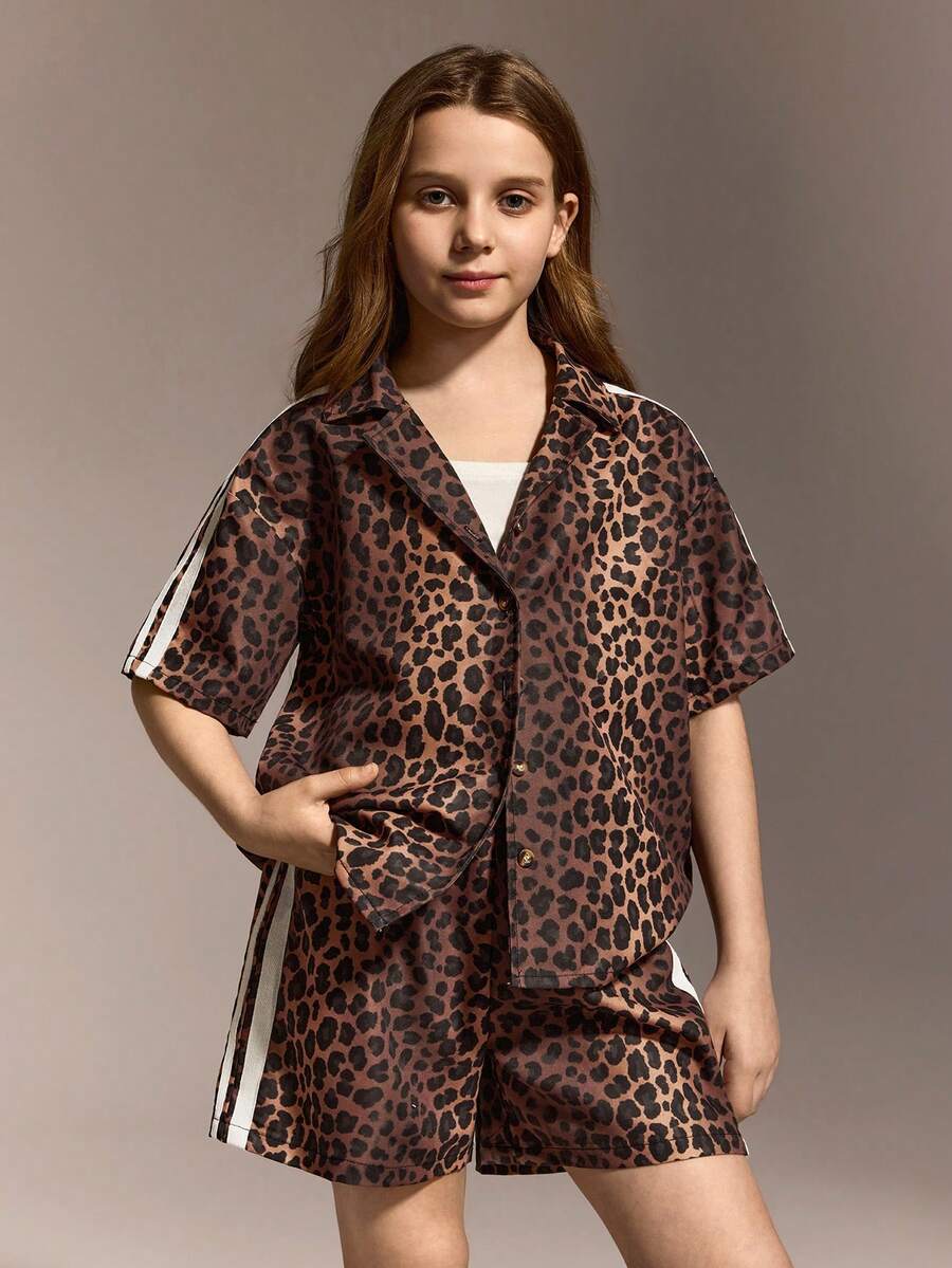 SHEIN Sparklyn Conjunto de ropa informal de estilo coreano con estampado de leopardo para niñas preadolescentes, incluye blusa de manga corta y shorts, para primavera/verano - Rojo y blanco - Ver 1