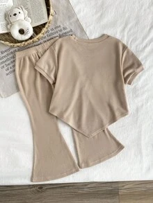 Elladie kids 2件組少女套裝，圓領短袖上衣配黑色蝴蝶結裝飾，搭配喇叭褲，甜美優雅復古風上衣與長褲套裝，女孩兩件式穿搭套裝 - 杏色 - 查看 2