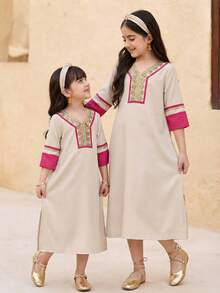 SHEIN فستان فضفاض للفتاة بياقة على شكل حرف V مزين بألوان متباينة وزهور ولمسات من الترتر والدانتيل، باللون الوردي والمشمشي، مناسب لموسم الربيع/الصيف والعطلات - لون مشمشي - مشاهدة 1