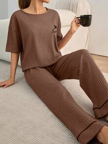 SHEIN Cottnline Damen 2-teiliges Loungewear Set bestehend aus Kotrastfarben Kurzarm-Shirt mit Herz-Stickerei und Hose mit Paspelierung - Braun - Übersicht 3