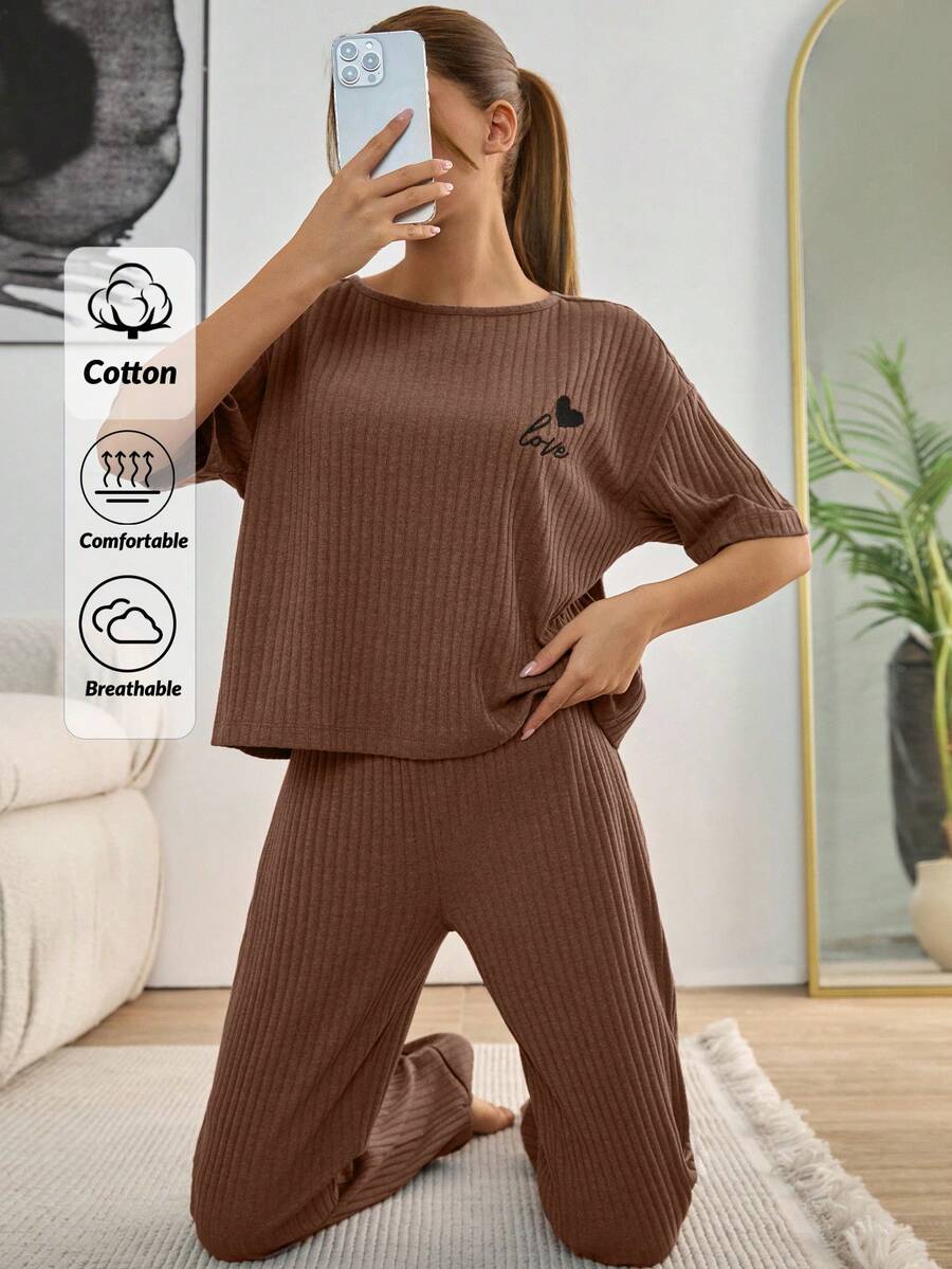 SHEIN Cottnline Damen 2-teiliges Loungewear Set bestehend aus Kotrastfarben Kurzarm-Shirt mit Herz-Stickerei und Hose mit Paspelierung - Braun - Übersicht 1