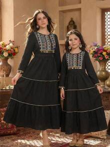 Sparklyn Rochie superbă pentru adolescente, bază neagră cu model rafinat colorat, decorată cu ciucuri vintage cu mărgele pe guler și manșete, design jucăuș cu fundă în talie pentru un aspect elegant, straturi multiple pentru o siluetă fluidă și dinamică, oferind o vibrație de înaltă calitate și un farmec unic pentru copii! Ramadan Abaya Jalabiya Îmbrăcăminte tradițională arabă. - Negru - Vizualizare 7