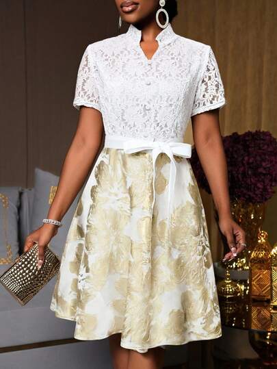 Lyxana 蕾丝提花拼接V领系带裹身优雅中长连衣裙