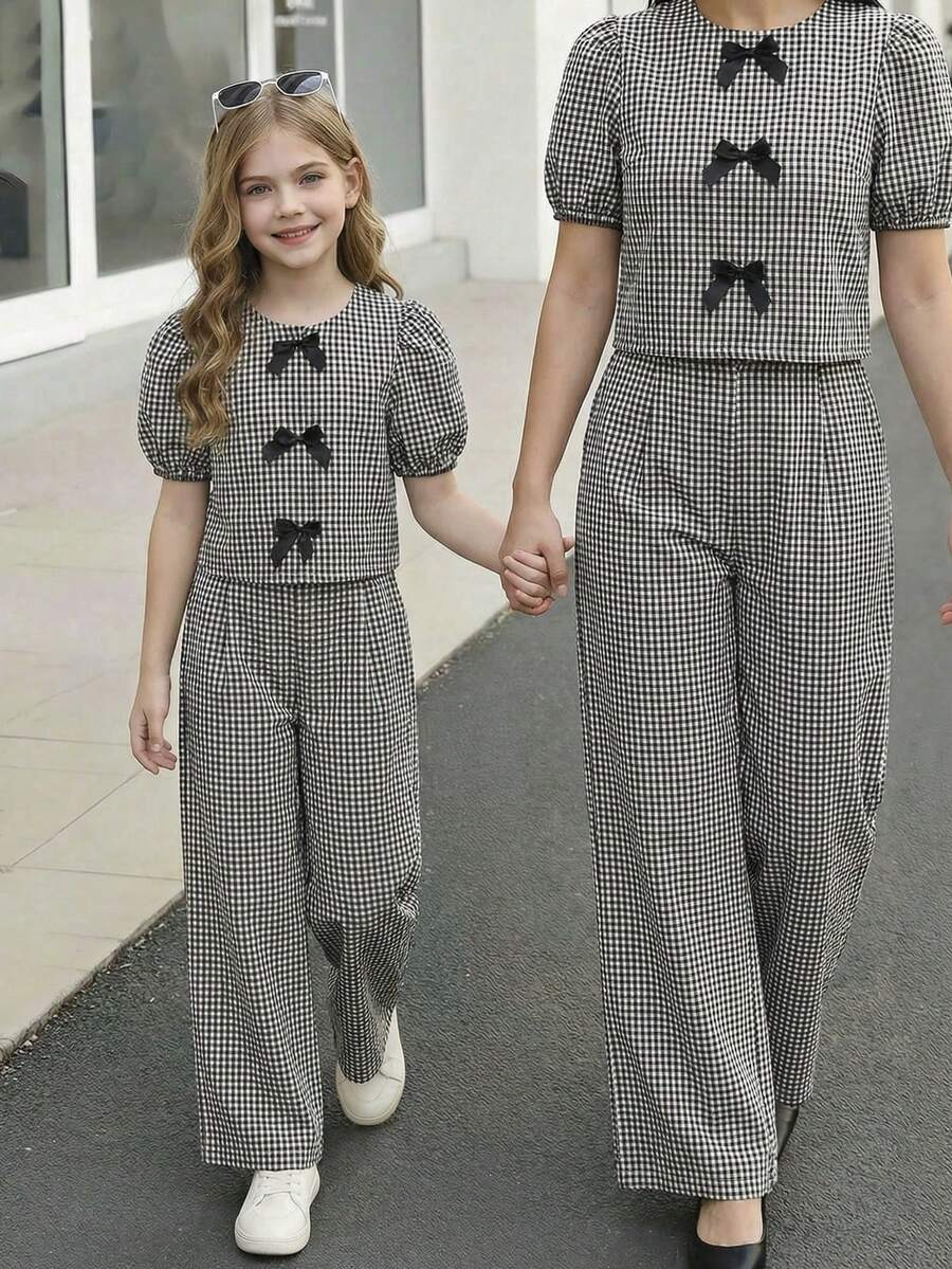 SHEIN 少女格子蝴蝶装饰泡泡袖上衣和阔腿裤两件套，休闲又优雅 - 黑與白 - 查看 1