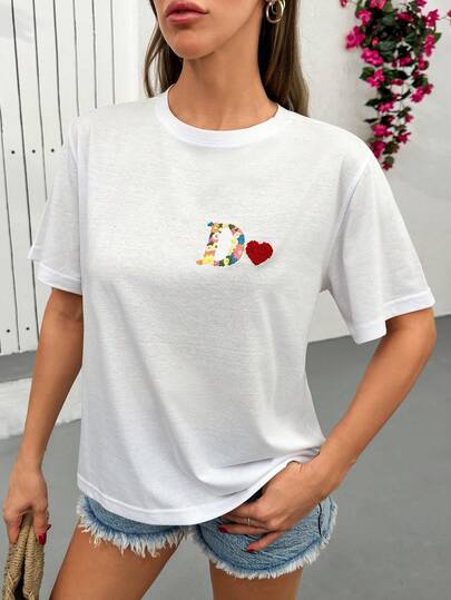 Cloudara Blumenstickerei Initialen T-Shirt mit 3D Herz Detail, personalisiertes Monogramm T-Shirt, handgefertigtes Blumen Buchstaben Design, weiche Baumwolle Lässig Top, süße & feminine Geschenkidee, farbige strukturierte Stickerei für alltagstauglichen Chic