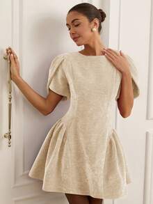 Revavyn Robe princesse mini à manches courtes, col rond, ourlet fendu et jupe bouffante 3D pour femmes - Nude - Voir 3