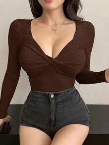 Camiseta corta de mujer con cuello en V, manga corta y ajustada, para salir - Café integral - Ver 3