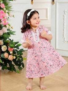 SHEIN Pijama Infantil para Meninas - Camisola Floral Rosa com Detalhe em Renda, Gola Redonda, Manga Curta e Comprimento até o Joelho. Ideal para Todas as Estações, Confortável e Perfeito para as Festas de Fim de Ano de 2026. Presente Essencial para o Berçário, Hora de Dormir, Casual, Vintage, Fofo, para Brincar, Macio e Estiloso para o Dia a Dia. - Rosa - Ver 6
