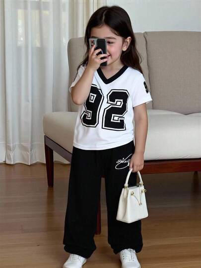 SHEIN 2pcs Infant & Toddler Girls' Sports Casual Style Burgundy Numeral Print White Contrast V-Neck Short Sleeve T-Shirt And Floral Gray Print Pants Set, Suitable For Daily Wear, Sports Watching, Street Style