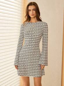 Lymera 春秋新款时尚修身圆领黑白条纹纹理面料喇叭袖口提花针织长袖连衣裙 - 彩色 - 查看 5