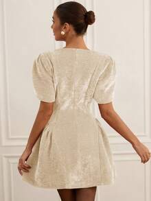 Revavyn Robe princesse mini à manches courtes, col rond, ourlet fendu et jupe bouffante 3D pour femmes - Nude - Voir 2