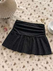 少女白色针织休闲百搭镂空褶皱A字迷你裙，适合夏季穿着