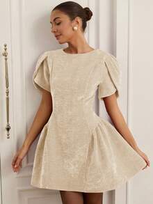 Revavyn Robe princesse mini à manches courtes, col rond, ourlet fendu et jupe bouffante 3D pour femmes - Nude - Voir 6