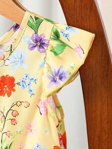 SHEIN Elladie kids 这款可爱俏皮的春夏新款连衣裙采用涤纶面料，饰有可爱的兔子数码印花。它拥有时尚的露背设计、可拆卸的3D蝴蝶结装饰，是年轻女孩度假的理想之选。这款黄色碎花A字连衣裙，饰有荷叶边袖子和可爱的蝴蝶结，尽显迷人魅力。它也是夏季休闲装扮和优雅派对礼服的完美之选。 - 黃色 - 查看 6