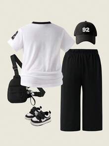 SHEIN Bộ đồ thể thao thường ngày 2 món cho bé gái sơ sinh và trẻ nhỏ, gồm áo thun ngắn tay cổ chữ V màu đỏ tía in số phối trắng và quần dài in hoa màu xám, thích hợp mặc hàng ngày, xem thể thao và phong cách đường phố. - màu đen - Xem 2