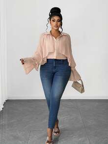 Maweii 大码女式纯色翻领单排扣荷叶边拼接时尚通勤休闲喇叭袖衬衫 - 杏色 - 查看 4