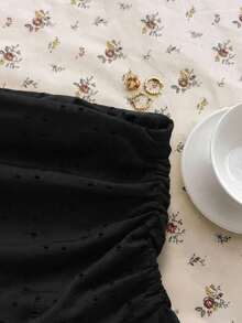 少女白色针织休闲百搭镂空褶皱A字迷你裙，适合夏季穿着