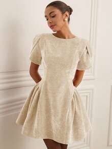 Revavyn Robe princesse mini à manches courtes, col rond, ourlet fendu et jupe bouffante 3D pour femmes - Nude - Voir 5