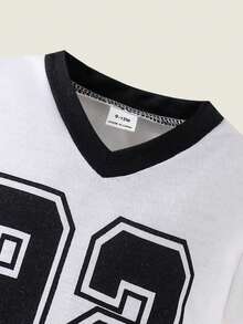 SHEIN Bộ đồ thể thao thường ngày 2 món cho bé gái sơ sinh và trẻ nhỏ, gồm áo thun ngắn tay cổ chữ V màu đỏ tía in số phối trắng và quần dài in hoa màu xám, thích hợp mặc hàng ngày, xem thể thao và phong cách đường phố. - màu đen - Xem 4