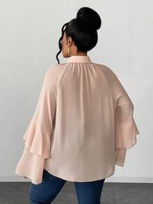 Maweii 大码女式纯色翻领单排扣荷叶边拼接时尚通勤休闲喇叭袖衬衫 - 杏色 - 查看 6