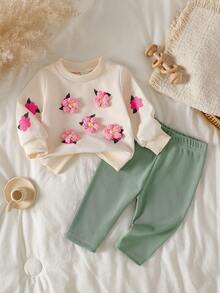 SHEIN 新生女宝宝休闲甜美3D立体花卉卫衣和罗纹裤套装 - 綠色 - 查看 3