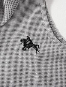 男婴三件套连帽背心，胸前饰有刺绣马图案，搭配短裤，面料柔软舒适，休闲时尚，适合室内外穿着。 - 彩色 - 查看 8