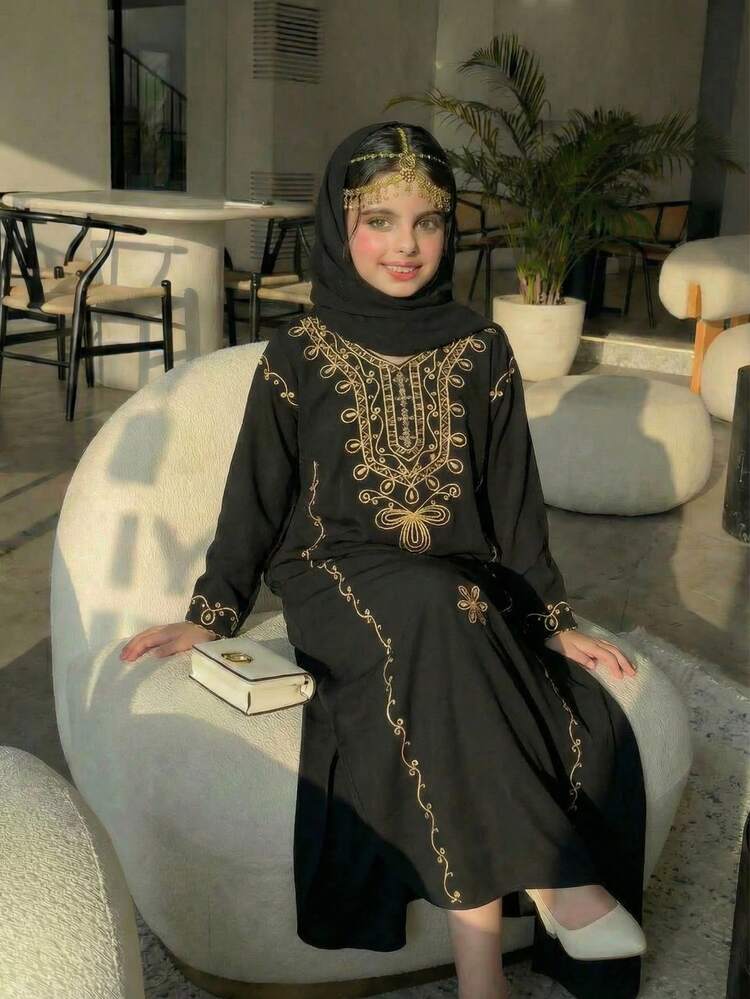 Vestido negro de cuello redondo de una sola pieza para niñas preadolescentes, con elegantes y encantadores patrones impresos amarillos de inspiración del Medio Oriente con estilos árabes. Adecuado tanto para viajes como para ocasiones de banquete. - Negro - Ver 6