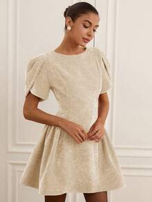 Revavyn Robe princesse mini à manches courtes, col rond, ourlet fendu et jupe bouffante 3D pour femmes - Nude - Voir 4