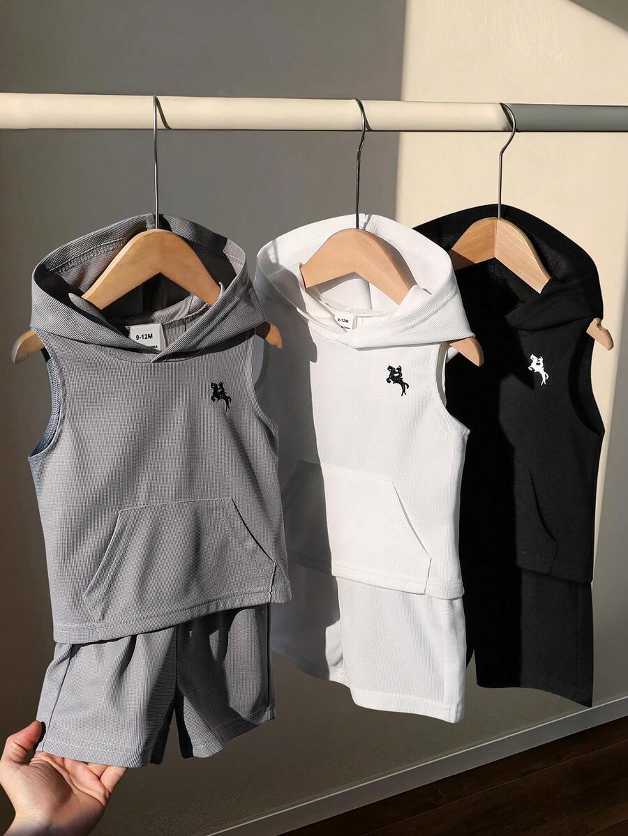 男婴三件套连帽背心，胸前饰有刺绣马图案，搭配短裤，面料柔软舒适，休闲时尚，适合室内外穿着。 - 彩色 - 查看 1