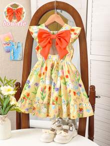 SHEIN Elladie kids 这款可爱俏皮的春夏新款连衣裙采用涤纶面料，饰有可爱的兔子数码印花。它拥有时尚的露背设计、可拆卸的3D蝴蝶结装饰，是年轻女孩度假的理想之选。这款黄色碎花A字连衣裙，饰有荷叶边袖子和可爱的蝴蝶结，尽显迷人魅力。它也是夏季休闲装扮和优雅派对礼服的完美之选。 - 黃色 - 查看 8
