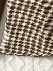 SHEIN Conjunto de 2 piezas casual vintage para adolescentes: Blusa de cuello alto de punto marrón de manga larga acanalada, falda/pantalón corto a cuadros con bajo irregular - Marrón - Ver 3