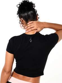 BABYPHAT 婴儿爱心印花短袖露脐T恤，镂空细节和罗纹纹理，适合情人节休闲夏季穿着 - 黑色 - 查看 2