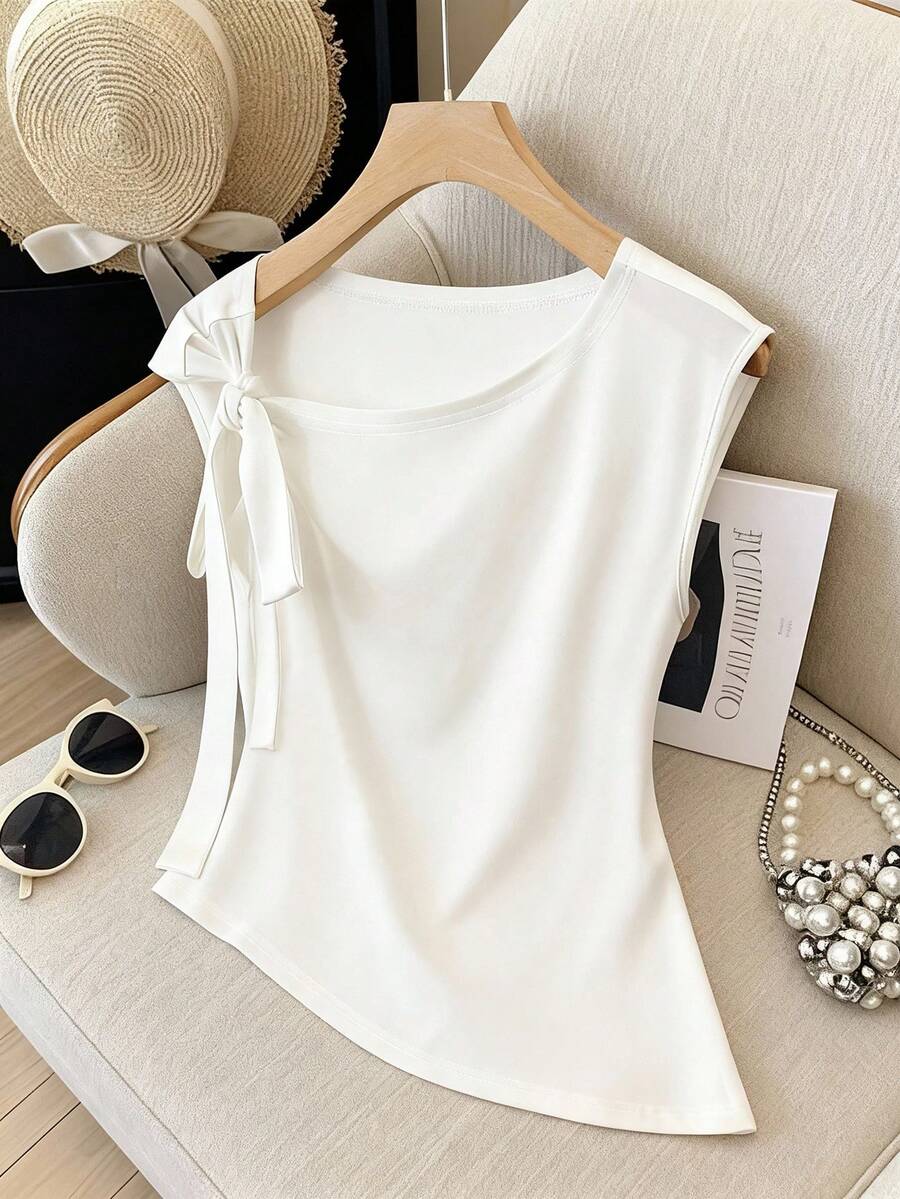 GlowEve Camiseta feminina elegante com decote canoa, barra assimétrica, manga borboleta e detalhe de amarração. - Branco - Ver 1